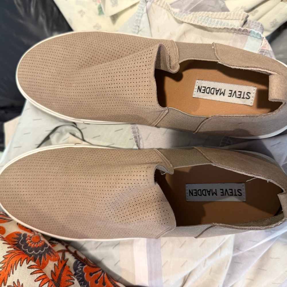 Steve Madden Tan Loafers Slip-Ons Breathable Design